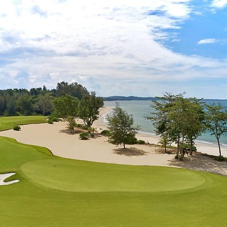 The Westin Desaru Coast Resort Екстериор снимка The 18th green at the Straits Course