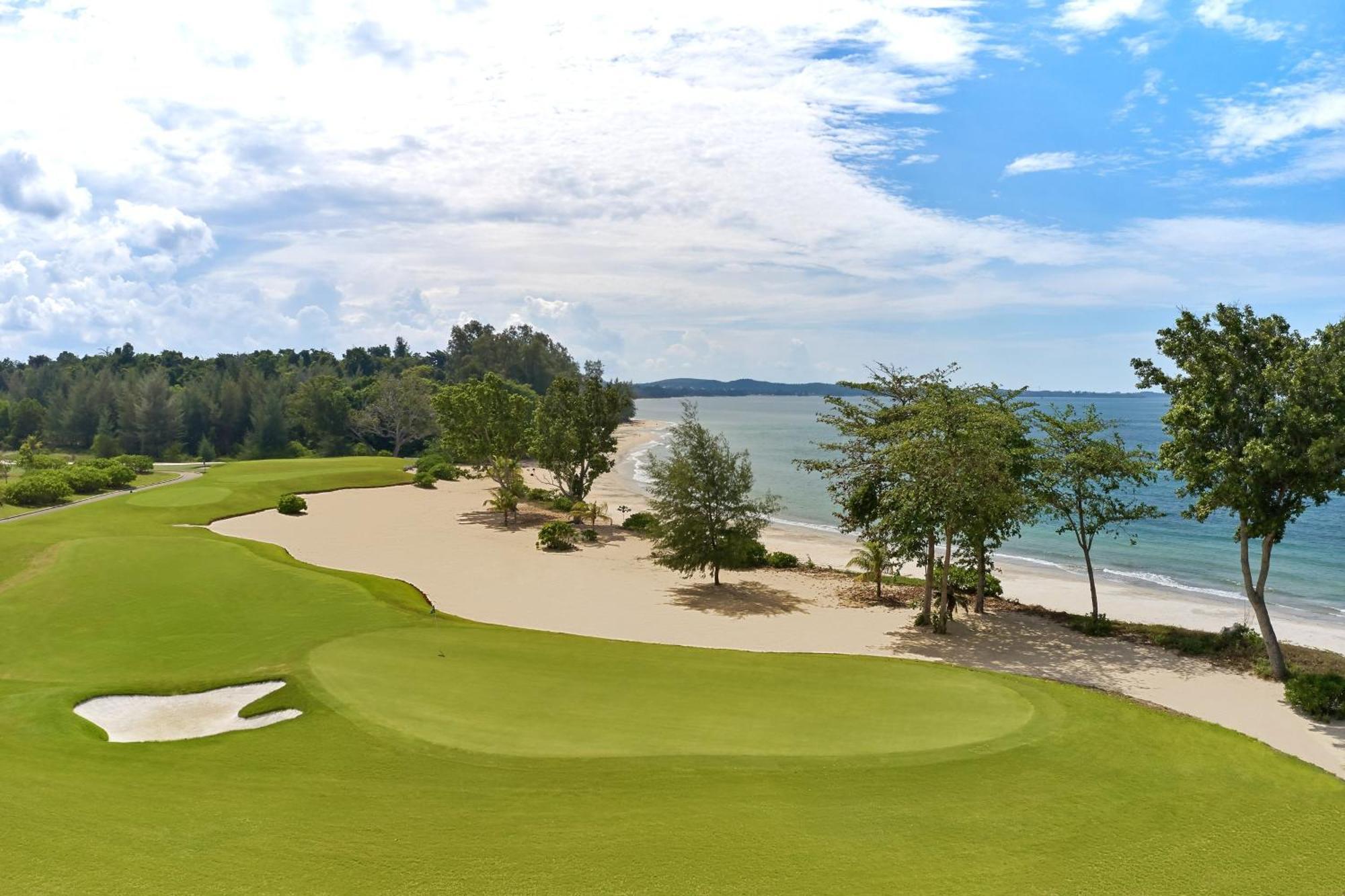 The Westin Desaru Coast Resort Екстериор снимка The 18th green at the Straits Course